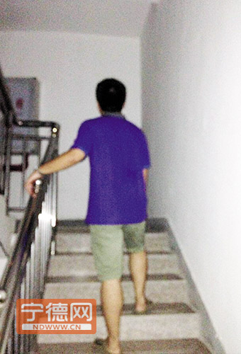 电梯“罢工”,业主只得走路上楼。