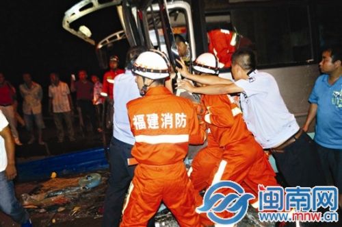 消防扩张空间，营救被困的驾驶员