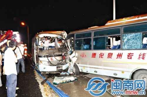 两客车相撞，车头变形