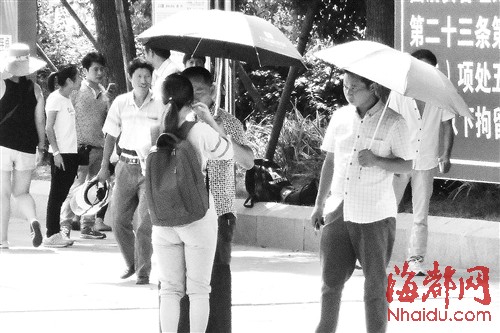 在出站口的士司机热情拉客