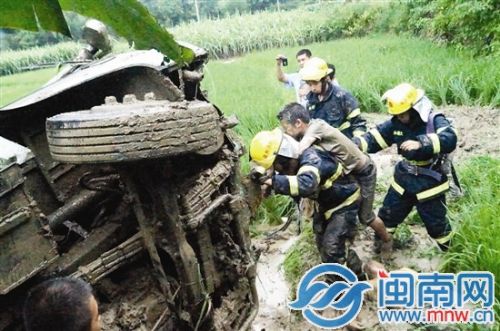 乘客被摔入农田，满身淤泥