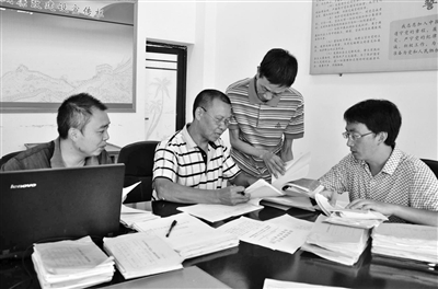 监察局工作人员正在检查相关资料