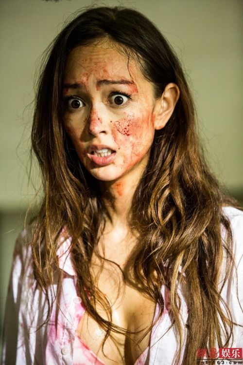 Jessica C性感演出惊惧电影《尸城》 爆乳剧照