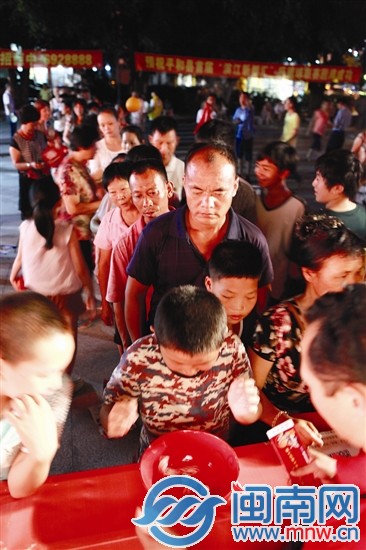 博四进就可入场，预赛区排起长队