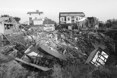 9月5日,两栋民房因地陷垮塌下陷。