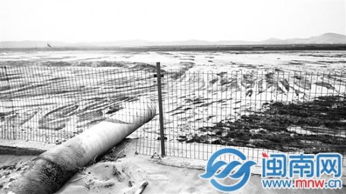 腾格里沙漠腹地现巨型排污池