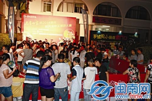 博饼现场，热闹非凡