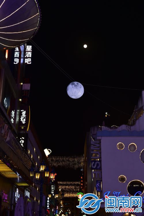 中秋夜泉州领SHOW天地上空上演“双月同圆”奇观