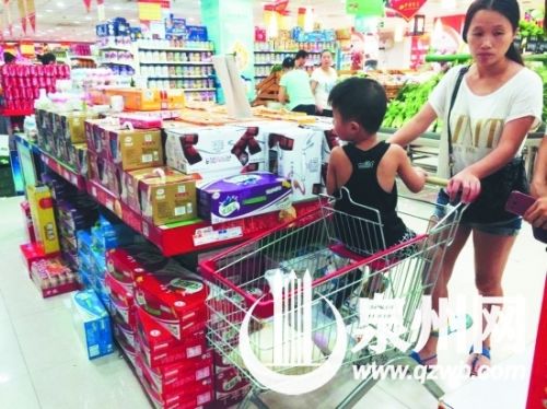 临近保质期牛奶大促销 消费者选购要认清