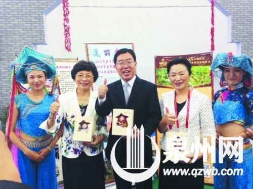 国家旅游局副局长杜江(中)、省旅游局局长朱华(右二)、台湾观光协会会长赖瑟珍(左二)昨日为我市惠安女树脂小玩偶点赞。