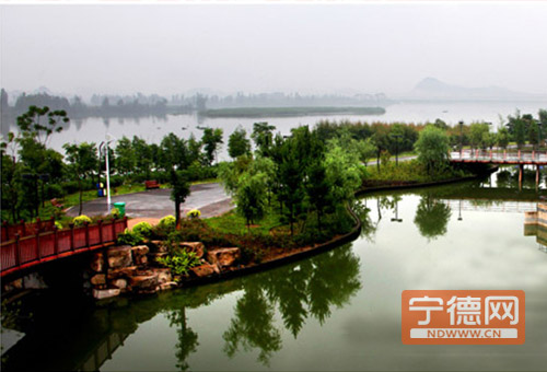 亲水生态的宁德市区东湖南岸公园。