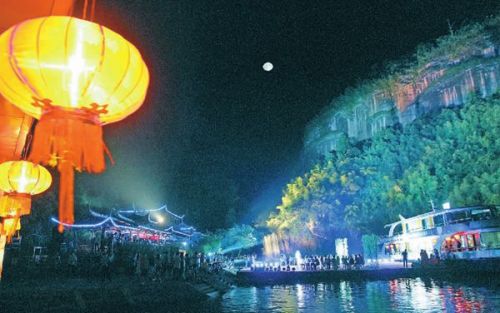 图为海峡两岸泰宁大金湖明月节赏月现场。