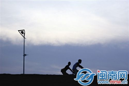 傍晚，有人在漳州市区水仙花大桥上骑行