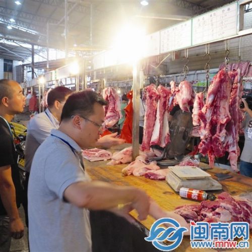 执法人员检查生猪肉