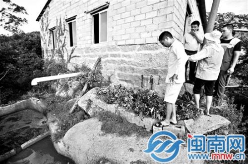 环保局工作人员现场查看，要求养猪场立即切断排污管道