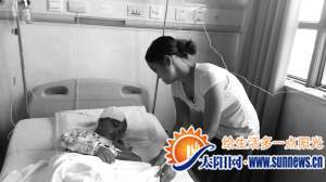 母亲在病床边照顾小嘉昌。
