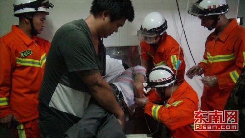 漳州：为捡一块刀片 工人手臂卷入滚轴中