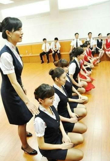 空姐蹲式<em>服务</em><em>照片</em>走红 曼妙身段下蹲修长美腿