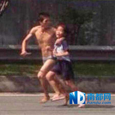 东莞男子赤裸上身劫持小女孩