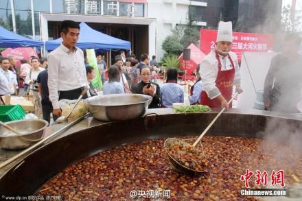 郑州街头现3米宽巨型火锅