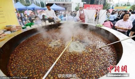 郑州街头现3米宽巨型火锅