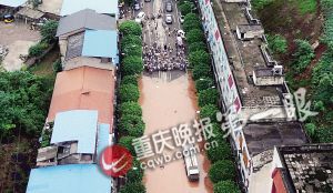 昨下午六点半，统景镇上许多街道被淹，此时水位还在上涨。（重庆晚报航拍图片）