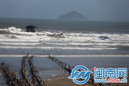 渔民下海想处理翻掉的船只及渔排，因海浪太大作罢1