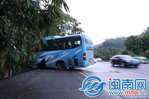 大巴车打滑开进水沟