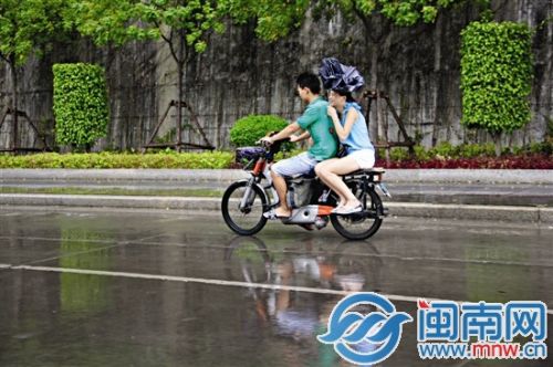 阵雨过后，一股久违的清风扑面而来（昨日上午摄于漳州市区江滨路）