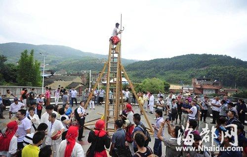 宁德上演“上刀山下火海” 精彩民俗引众人围观
