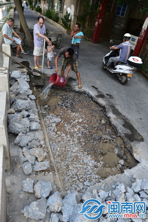 出现空洞的路面被破开，用沙子碎石填充