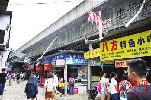 高架桥下，违章搭建的美食街，火患重重