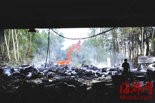 在高架桥下的违建加工厂，堆放了大量布料，灭火难度很大