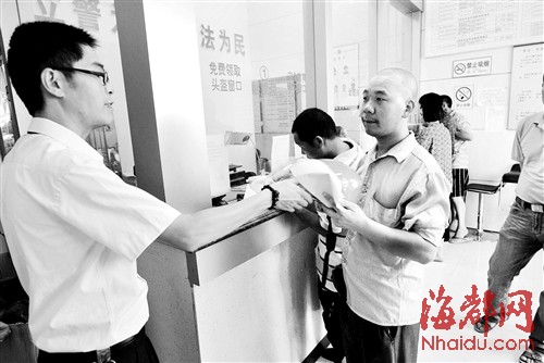 递交承诺书、观看交通安全片，就可以领取头盔