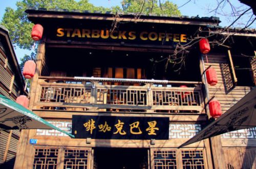 福州三坊七巷店供游人品尝咖啡、休憩的一个角落，透着古朴自然的诗意