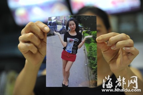 夏女士向记者展示女儿的照片，她希望，女儿看到报道后及时回来