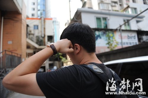 乘客向记者演示被的哥拳击的部位