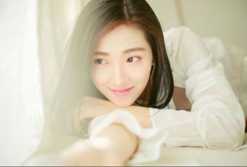 菅韧姿 1991年出生于沈阳，中国内地女演员