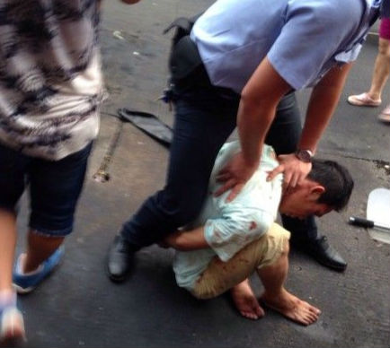 石獅民生路一男子手持刀具沿途砍傷4人 警察鳴槍示警