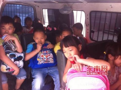 核载9人竟挤进28名孩童