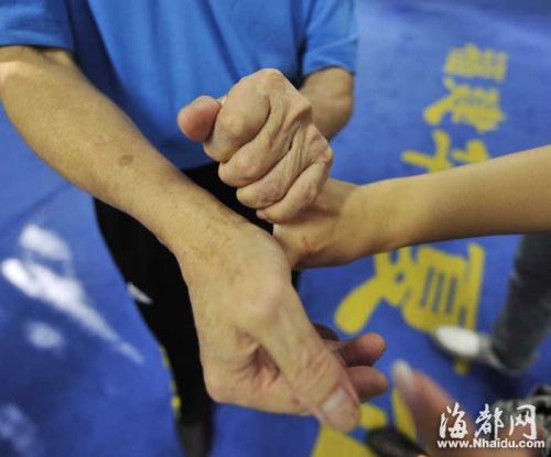近距离时可以直接掰对方手指