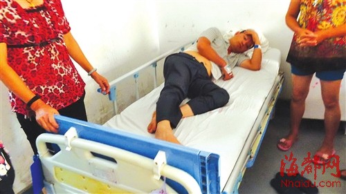蔡某展躺在病床上，称头部仍有眩晕感
