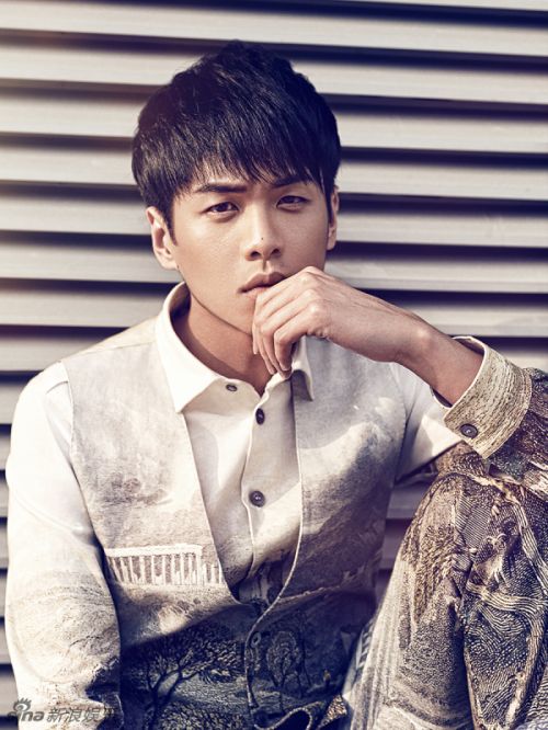 《新雪豹》周卫国张若昀时尚写真大片 面目冷