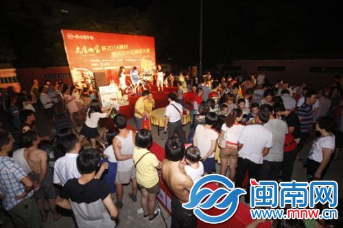 8月29日，龙海海澄城隍庙站，博饼吸引许多市民参与