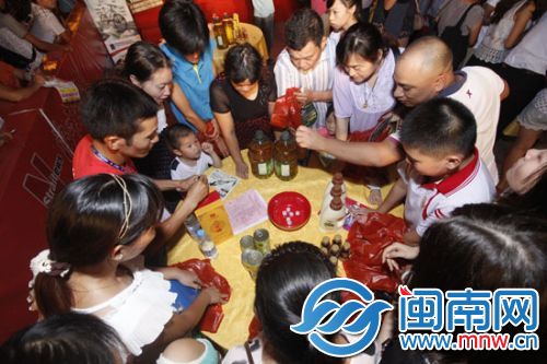 9月3日，漳州市区江滨公园站，满桌奖品博中就拿走