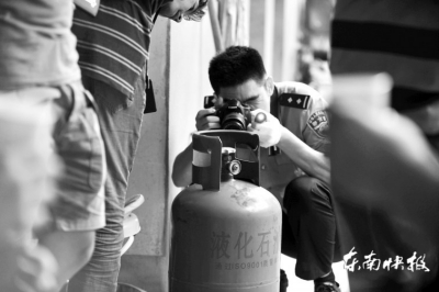 警方在现场进行勘察