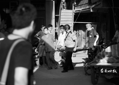 医务人员抬出被警方破门制服后的男子
