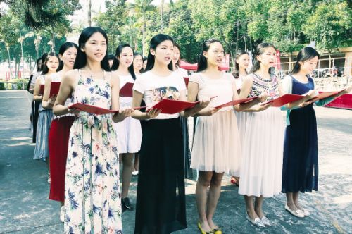 参加彩排仪式的圣洁使者   记者 林忠  摄
