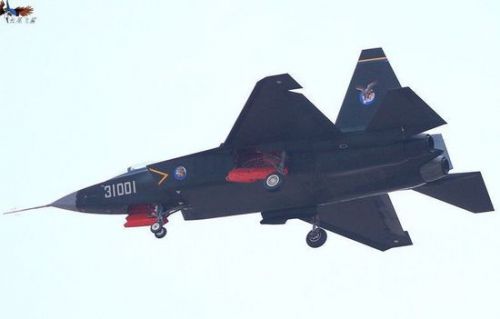 解放军歼-31战斗机最新<em>试飞照片</em>曝光 发动机两
