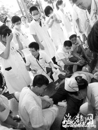 20多名医生在过道就地对病人进行紧急抢救